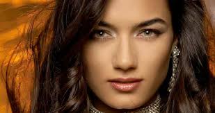 Hande subaşı bilinen diziler ve filmler dışında tiyatro sahnesinde de rol almış, müzik konusunda da iddialı olduğunu göstermiştir. Hande Subasi Kac Kilo Boyu Kac Nereli Kac Yasinda Sevgilisi Kimdir Unlu Detay