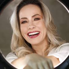 Amanda Chaves's Instagram, Twitter & Facebook