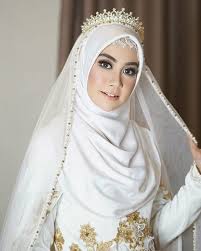 Warna putih dipilih karena dekat dengan makna akad nikah yang putih dan suci. 3 Nama Desainer Busana Pengantin Hijab Dengan Koleksi Gaun Simpel Namun Tetap Anggun Semua Halaman Stylo