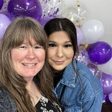 Lori Roach's Instagram, Twitter & Facebook