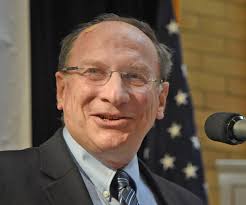 Court officer studies art to ID mystery judge