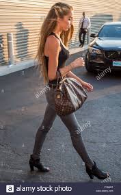 Via social media, paulina has managed to create an insane following with more than half a million followers on instagram. Paulina Gretzky Beruhmtheit Candids Mon Paparazziec Stockfotos Und Bilder Kaufen Alamy