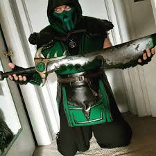 Some gamers like his extra scaly reptilian look, while many others wish he looked more like the classic green ninja in the original mortal kombat games. Mortal Kombat Reptile 11 Costume Tabard With Belt Hood And Shoulder Partytask Boutique