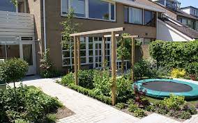 speelplek met schommel en trampoline mooi verwerkt in tuinplan tuin voortuin voortuin ideeen