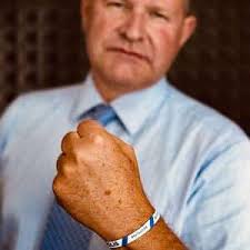 ETT ARMBAND ÄR PÅ GÅNG... Oroa dig inte för Coronaviruset! Hos regeringen  har säkerhetsfrågor hrmmm... högsta prioritet. Dan Eliasson är chef på  myndigheten för samhällsskydd och beredskap. Ett armband mot Coronaviruset  kommer