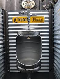 The portable toilet is used on construction sites, film locations, and large outdoor gatherings where there are no other facilities. 16 Toilette Ideen Urinale Bierfass Pissoir