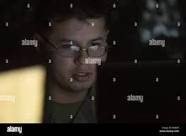 Erik Barton, fotografo di combattimento del 5th Marine Regiment, 1st Marine  Division, si trova a riposo durante una cerimonia francese di Fourragere al  Marine Corps base Camp Pendleton, California, 2 febbraio 2024.