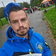 Hauck Runner černý sportovní kočárek, kára. Po jednom dítěti. Udržované,  nepoškrábané. . Krásně zatáčí, lehce ovladatelný. Prostorný i na větší děti  do 4 let a 25kg. Možnost užití i od miminka. Vodoodpudivy