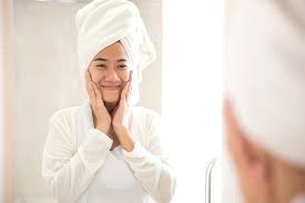Saat kamu mencuci muka dengan pembersih, ini menghilangkan semua hidrator kulit yang baik. Ada Delapan Penyebab Kulit Kering Alodokter