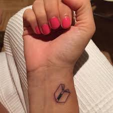 40 Amazing Book Tattoos For Literary Lovers Tattooblend Miniaturetatoveringer Tatoveringer
