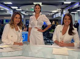 Un manifestante agita una bandera colombiana durante una protesta en bogotá (colombia), el 4 de mayo de 2021nathalia angarita / reuters. Noticias Rcn Ines Zabarain Y Jessica De La Pena Vestidas Igual Por Coronavirus