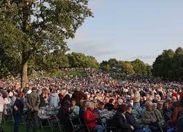 The britzer garten is one of the largest in berlin, and how to a dizzying array of activities. Lichtenrade Berlin De Ein Fest Der Sinne 20 Jahre Feuerblumen Und Klassik Open Air Im Britzer Garten