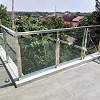 Railing kaca termasuk banyak digunakan di mall dan daerah komersial lainnya. 1