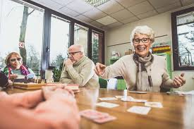 Jugar es una buena actividad para pasar consiste en que una persona debe adivinar lo que el otro quiere decir sin que ésta pueda hablar ni emitir sonidos. Juegos Divertidos Para Personas Con Alzheimer Depencare