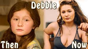 So he's 19, thus fiona is 22, thus carl is 10 years younger then fiona and debbie is 9 years younger then fiona. Shameless Cast Then And Now Youtube