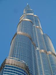 In order to design such a complex and outstanding structure, many records in physical accomplishments and innovations had to be shattered. A Stunning Close View Of Burj Khalifa From Bottom To Top Architektur Wolkenkratzer Bau