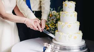 Emprender un proyecto de vida común suele celebrarse por todo lo alto, con una boda en la que se tira la casa por la ventana para complacer a los invitados. Que Regalar En Una Boda 10 Regalos Originales Para Los Novios As Com