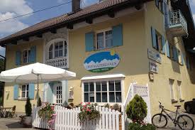 Für mich ist ein mäderl ein kleines mädchen. Dreimaderlhaus Hostel Rieden