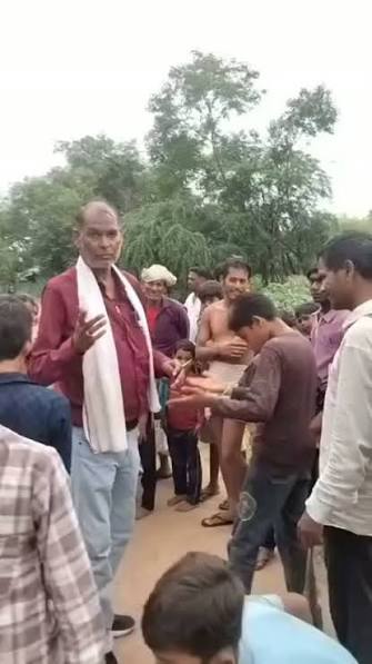 शराब के नशे में स्कूल पहुंचे शिक्षक का वीडियो वायरल, जांच के आदेश, शिवपुरी के करैरा क्षेत्र के ग्राम लालपुर में एक सरकारी शिक्षक का कथित रूप से शराब के नशे में स्कूल पहुंचने का वीडियो वायरल हुआ है। ...