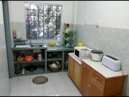 Desain dapur minimalis berikutnya merupakan perpaduan dengan desain kontemporer yang tercipta berkat sejumlah furnitur dan perlengkapan memasak berwarna hitam, seperti corong lampu, kursi makan, keran air, pemanggang roti, panci, dan pot tanaman kecil. Desain Dapur Sederhana Dan Ramah Lingkungan Youtube
