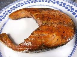 El salmón es un pescado azul graso y por ello es uno de los pescados más usados para el papillote, ya los pescados más utilizados para cocinaros al papillote son el salmón, el bacalao, merluza etc. Salmon A La Plancha Jugoso Cocina Casera Y Facil