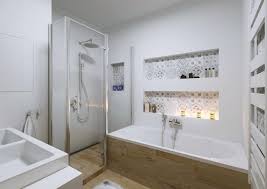 Baignoire Blanche Seche Serviette Salle De Bain 5m2 Cabine De Douche Vasque Double En 2020 Petite Salle De Bain Amenager Petite Salle De Bain Salle De Bain Baignoire