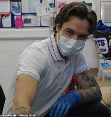 Liam payne reacted to cheryl showing fans more photos of baby bear der gemeinsame sohn bear grey payne feierte am 22. Liam Payne Bekommt Seine Hande Schmutzig Als Er Sich Freiwillig Bei Einem Londoner Food Bank Aktuelle Boulevard Nachrichten Und Fotogalerien Zu Stars Sternchen