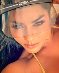 Ama con locura, despierta con ganas, sonríe sin motivos, abraza con  esperanzas y vive cada día como si fuera el último de tu vida. ❤️