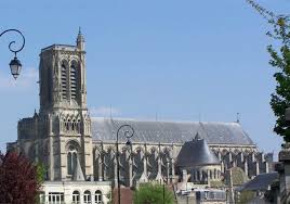 Imposant Vaisseau De Pierre Ecrasant La Cite Blottie A Ses Pieds La Cathedrale De Soissons Est Le Fruit De Plusieurs S Cathedrale Chateau Fort Rois Des Francs