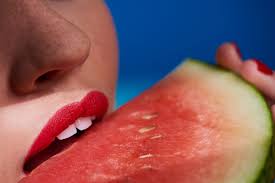 Kann man stattdessen mittag essen oder abend essen sagen? Taglich Wassermelone Essen So Wirkt Sie Auf Haut Haare Und Das Immunsystem