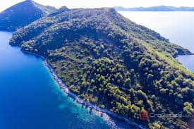 The two are separated by a narrow channel. Kroatien Peljesac Grosses Grundstuck Fur Den Bau Einer Villa Am Meer