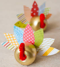 To make the place card, cut feathers from paper, and use a glue gun to attach them to a wine cork. Thanksgiving Table Ideas 18 Paper Crafts For The Thanksgiving Table Allfreepapercrafts Com