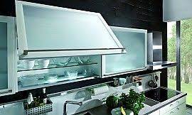 hangeschranke mit milchglas schwenkturen und leuchtboden glasschrankturen glasvitrine kuchenschrankturen