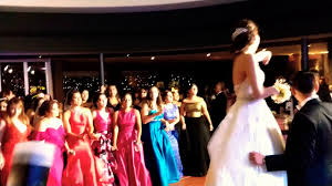 En el lanzamiento del ramo tradicional, es sólo una afortunada (o afortunado) el que recibe el ramo. Novia En El Momento De Lanzar El Ramo De Flores Youtube