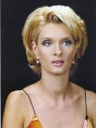 Bebe 1990 és 1994 között a csongrádi batsányi jános gimnáziumban tanult, majd 1994 és 1998 között a kodolányi jános főiskola diákja volt, ahol közgazdászként végzett. Kata Janza Famousfix Com Post