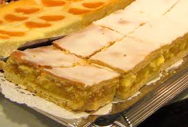 Thinly slice each quarter lengthwise without cutting all the way through to the core side, leaving the quarter hinged together like a fan. Gedeckter Apfelkuchen Mit Verpoorten Original Eierlikor Kuchenrezepte Mit Eierlikor Verpoorten