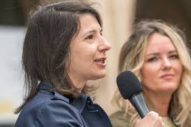 Anne Hübner, Mona Fuchs, Rednerinnen bei Kundgebung gegen sich häufende  Gewalt und Angriffe auf