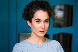 Kleinganove ozzy (martin semmelrogge) und boxer kunta (netschirwan idris) in einer szene aus limbo. Imrzvhlbxs3fvm