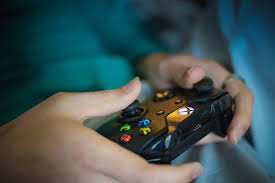 Un videojuego es un juego electrónico en el que una o más personas interactúan, por medio de un controlador, con un dispositivo que muestra imágenes de vídeo. Adiccion A Los Videojuegos En Los Ninos Clinica Fuensalud