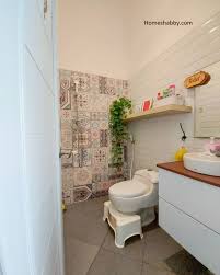Dari tiga kamar tidur, dua diantaranya telah dilengkapi dengan kamar mandi dalam sementara untuk satu kamar tidur lainnya memiliki kamar mandi yang terletak di luar. 7 Desain Kamar Mandi Minimalis Kalem Tapi Terasa Luas Homeshabby Com Design Home Plans Home Decorating And Interior Design