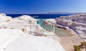 Hier schaut niemand, wenn sie den langen, in drei badebereiche locker abgetrennten strand hüllenlos entlanggehen, obwohl eigentlich besonders der rechte. Sarakiniko Strand Insel Milos Kykladen Griechenland Fototapete Fototapeten Tour Tourismus Cyclade Mondlandschaft Myloview De