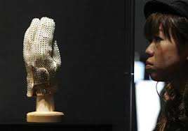 Michael Jackson S Glove Sells For 350 000 At Auction Reuters