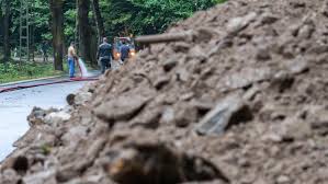 Hagelkörner groß wie tennisbälle zerstörten im. Unwetter Erdrutsche Schneiden Tal In Sachsen Ab