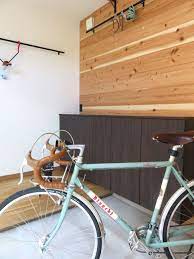 中庭のある家 玄関 玄関収納 玄関ディスプレイ 自転車 自転車ラック 無垢の壁 形態は機能に従う 注文住宅 設計施工 吾妻建築店 bicycle