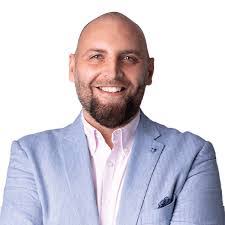 Lynette Barlow's Instagram, Twitter & Facebook