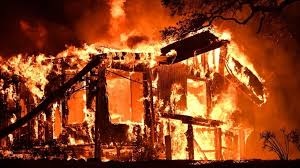 캘리포니아 산불: 최소 10명 사망· 2만 명 대피. 재산피해 규모도 커 ...