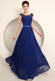 Que vous cherchez une robe longue , une robe de soirée , une petite robe noire , une robe de bal à manche longue , une robe digne d'un tapis rouge ou autre, vous trouverez la. Robe De Soiree Rouge En Nombreuse Forme Longue Courte Buster Etc