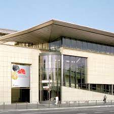 Das haus der geschichte in bonn ist teil der stiftung haus der geschichte, das drei weitere museen unterhält: Haus Der Geschichte Wikipedia