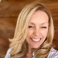 Elizabeth Straw's Instagram, Twitter & Facebook