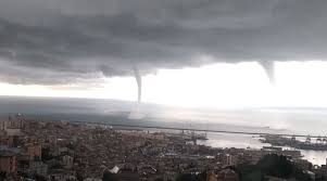 Tromba d'aria in formazione su macchiareddu ma l'evoluzione si ferma allo stadio di funnel cloud. Trombe D Aria In Italia Favorite Da Mare Caldo E Clima Anomalo